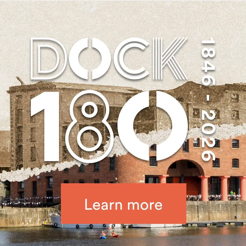 Zu Fuß durch den Royal Albert Dock in Liverpool im Oktober